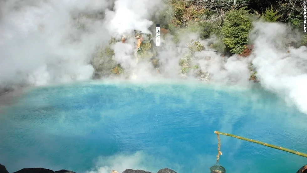 Thủ phủ onsen của Nhật Bản với hồ “máu” và “địa ngục”