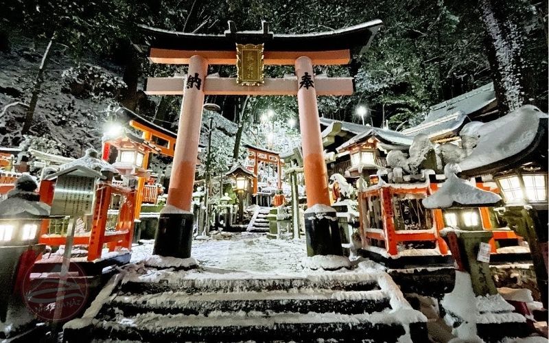 Đền ngàn cổng Fushimi Inari Taisha lộng lẫy trong ánh đèn nồng ấm cùng những bông tuyết trắng ngần