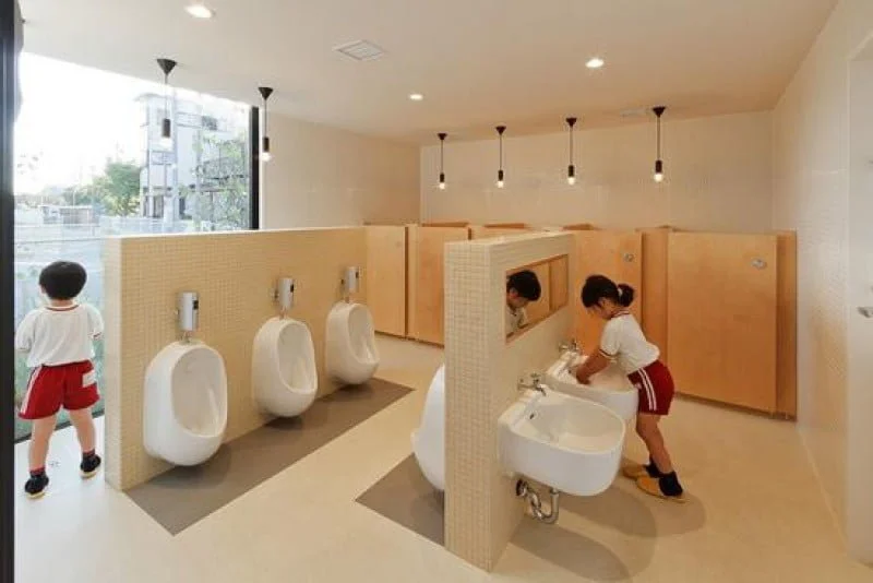 Tại sao toilet Nhật luôn sáng bóng ?