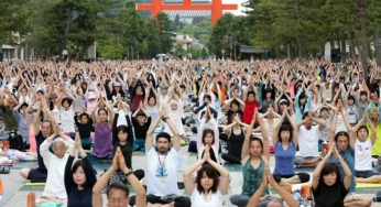 1800 người cùng tập Yoga ở Kyoto